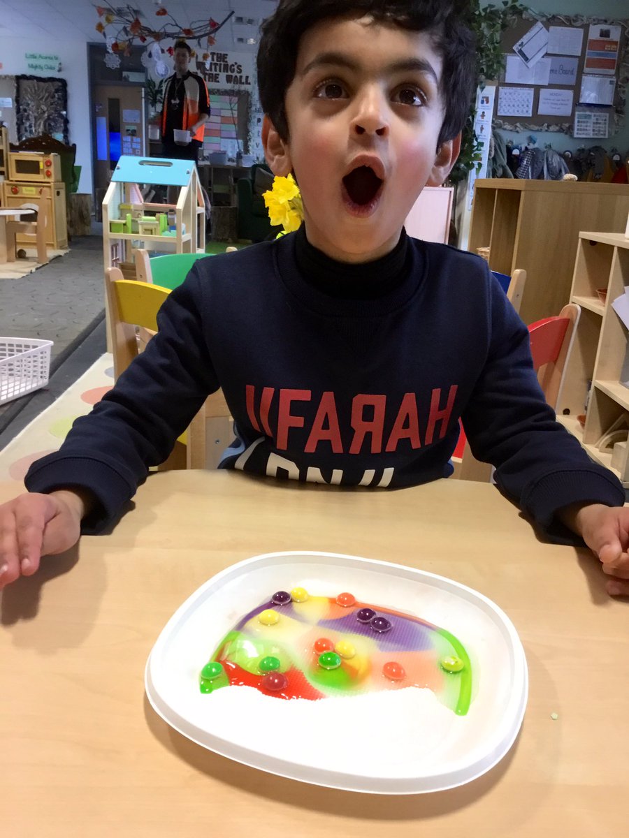 braunstone_cps's tweet image. Science week activities amazed the children in Willow class! Look how engaged they are with seeing the colours run and mix. Great to finished our weekly task of colour mixing with real sweets. 😛🍬🎨 #exploringmedia #eyfs #explorativeplay #ScienceWeek2020