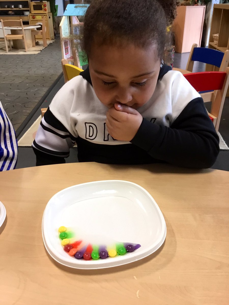 braunstone_cps's tweet image. Science week activities amazed the children in Willow class! Look how engaged they are with seeing the colours run and mix. Great to finished our weekly task of colour mixing with real sweets. 😛🍬🎨 #exploringmedia #eyfs #explorativeplay #ScienceWeek2020