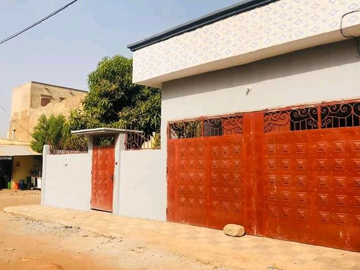center_mali's tweet photo. BELLE VILLA À VENDRE À KALABAN COURA ACI.

5 CHAMBRES SALAN,
4 DOUCHES, CUISINE, MAGASINS ET ANNEXE.
GRAND GARAGE ET COURS. 

DIMENSION : 15/20M2
DOCUMENT : PERMIS 
PRIX : 75 MILLIONS À DISCUTER

TÉLÉPHONE :
+223 71696916
+223 64111163
+223 77521451

#MALICENTER #diawaraAutoImmo https://t.co/6SkDphXyLA