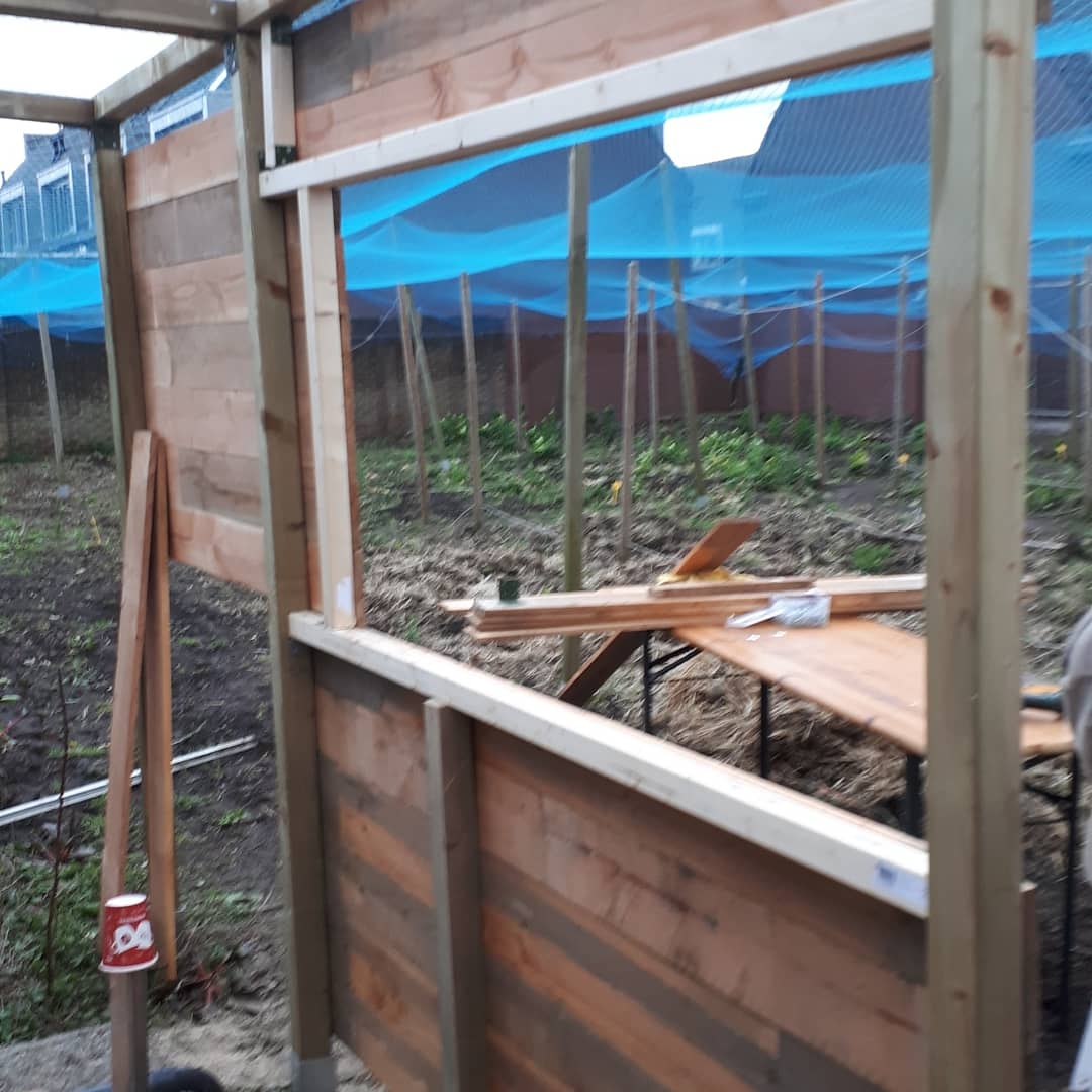 St_vrienden_S_H's tweet photo. Met onze vaste krachten het begin van het onderkomen in het Ecotuintje gemaakt. 🤗
Super 🤩🤩
#goededoel #nature  #ecotuin #ecologisch #homemade #helmond https://t.co/tLk2oK63Fj