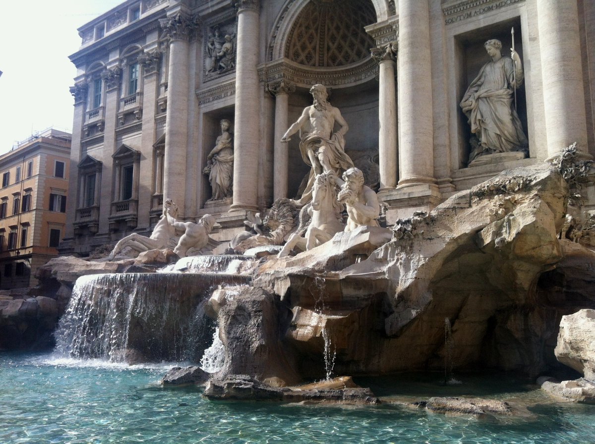 romaoperaomnia's tweet photo. It is hard to stop admiring the Roman Fontana di Trevi 💛 
#Rome #FontanadiTrevi #art https://t.co/xoD8KhePpz