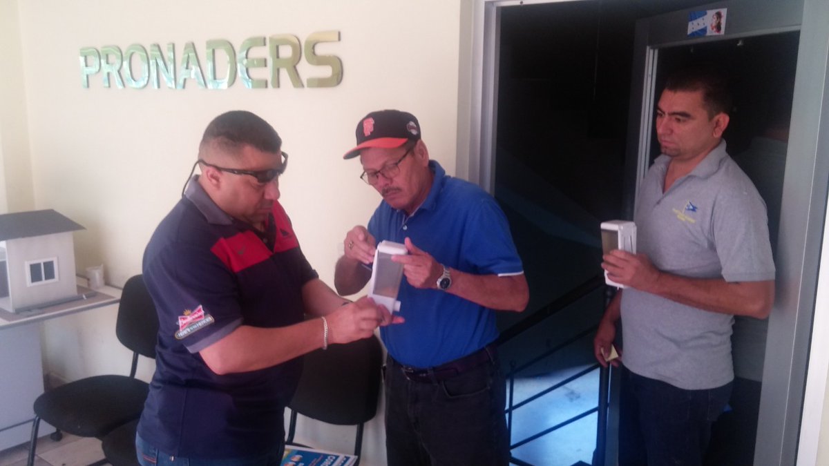 FHIS_HN's tweet photo. En las oficinas de la SEDECOAS / PRONADERS ubicadas en el bulevard Morazán de la capital, también le cerramos las puertas al coronavirus (COVID-19) con la colocación de dispensarios de gel a base de alcohol y de afiches con útil información de carácter preventivo. #Covid19 https://t.co/PMLgVHlYSU