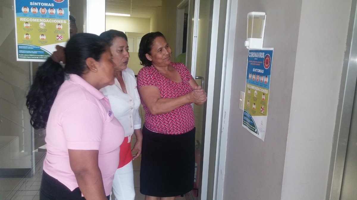 FHIS_HN's tweet photo. De esta manera los colaboradores y visitas tienen la posibilidad de mantener sus manos limpias con la intención de evitar el contagio de cualquier afección respiratoria. #Covid19 https://t.co/NS2ND2r1ZR