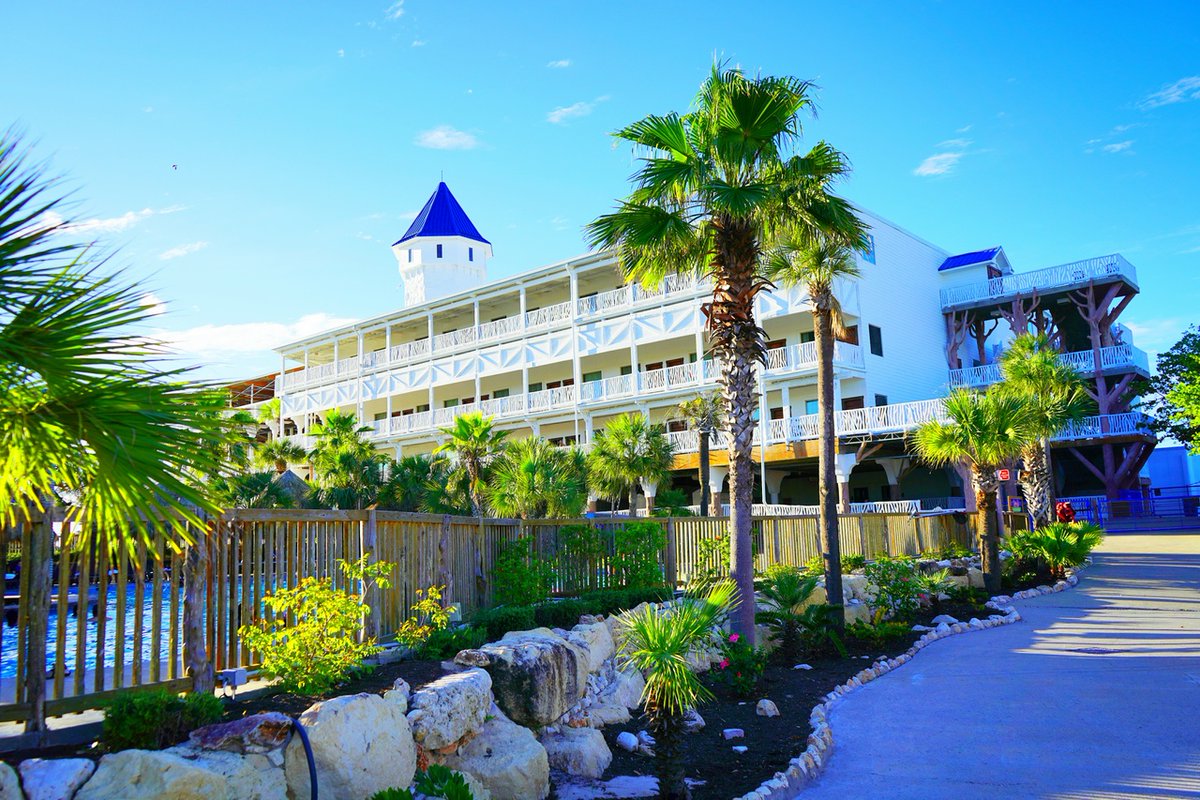 WavesResortCC's tweet photo. Our Spring Break has extended daily through Saturday, March 21st! Admission is $10 for ages 10 and up, and $5 for ages 9 and below. Season Pass Holders: FREE😬  See you soon!
#WavesResortCC #SpringBreak https://t.co/YqeZVJPQ3w