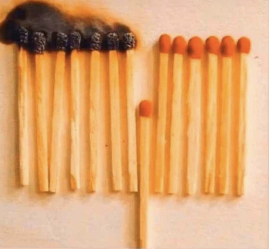 En_Marea's tweet photo. Esa cerilla é unha persoa:

- coherente 
- que segue as indicacións de saúde pública
- que decide reducir a súa actividade social 
- que axuda a frear o contaxio

Aos nosos avós pedíronlles que foran á guerra, a nós só nos piden que quedemos na casa

#quedateEnTuCasa #quedanacasa https://t.co/AmNjOw2dA3