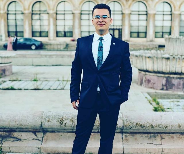 onore_ro's tweet photo. ⁠
Cravata este accesoriul preferat de majoritatea barbatilor cand vine vorba de tinutele business pentru ca denota eleganta si seriozitate. Andrei a ales o cravata cu model paisley! Tu ce alegi?⁠
⁠
#Onore #InnobileazaTinutaDomnilor #barbati #accesori… https://t.co/20tywutt8J https://t.co/jO181becvP