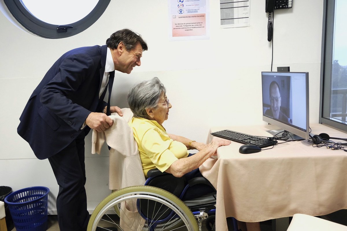Les 4 EHPAD gérés par notre CCAS sont désormais équipés de systèmes permettant la visioconférence entre nos ainés et leurs familles. Marie-Antoinette, 96 ans, l’experimente actuellement avec son fils. #COVID19
