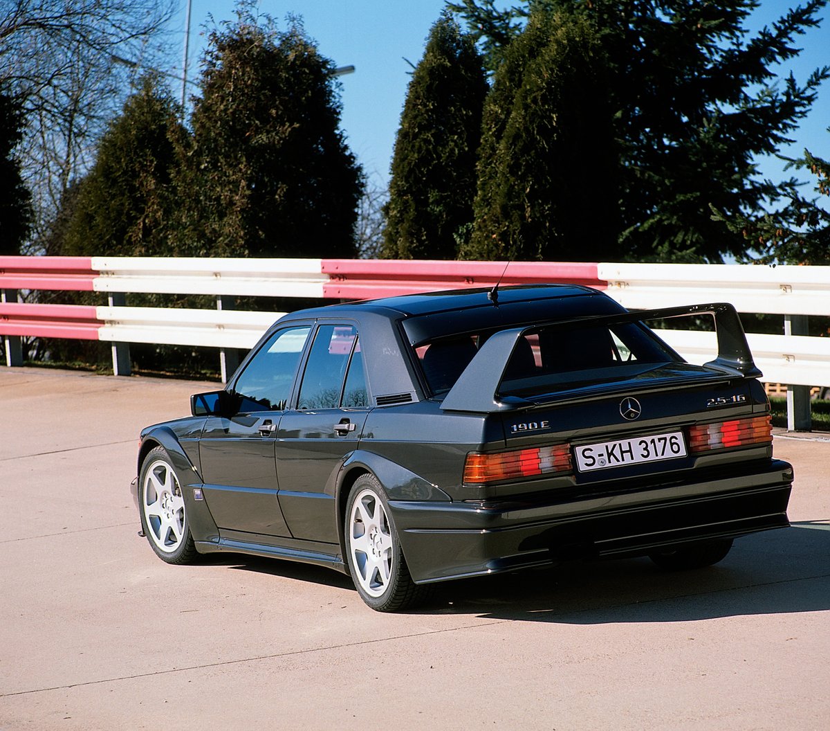MB_Museum's tweet image. Impressive première 30 years ago: In 1990, #MercedesBenz launched the 190 E 2.5-16 Evolution II from the 201 model series. The high-performance sports saloon was the road-legal version of the DTM touring race car of the same name. #MBclassic More info: mb4.me/PR9-20