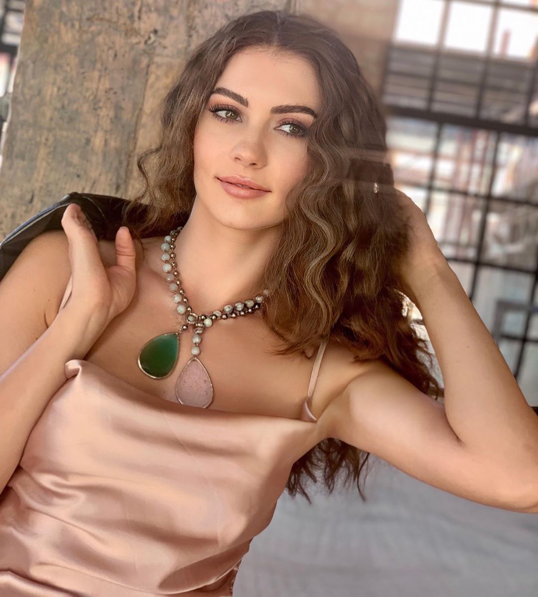 CelikOsmanHG's tweet photo. Prenses #BurcuÖzberk https://t.co/TouG7mvQPn