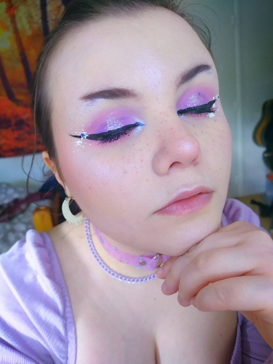 HobbitViking's tweet photo. Vibes for today ! Finally got to test the #35I palette from @MorpheBrushes ! With an eyeshadow base from the winter collection of @plouise . And honestly, the best highlighters I have are from @bhcosmetics (here it's the black light palette; last pic unedited so you can see !!!) https://t.co/reH5JBC7Vi