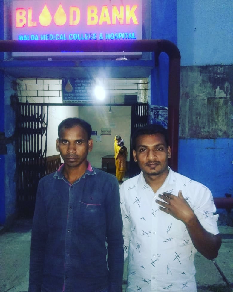 savehfofficial's tweet photo. #SAVEHumanityFoundation

"হারুর রক্তে বেঁচেছে হারুন 
               র��িম দিয়েছে রামকে, 
সামান্য দান অসামান্য হয় 
               রক্ত বাঁচায় প্রাণকে।" 

নিচে ছবিতে রোগীর আত্মীয়ের সঙ্গে ডানদিকে রক্তদাতা ছক্কু প্রামাণিক। https://t.co/eKSAiz9Bex