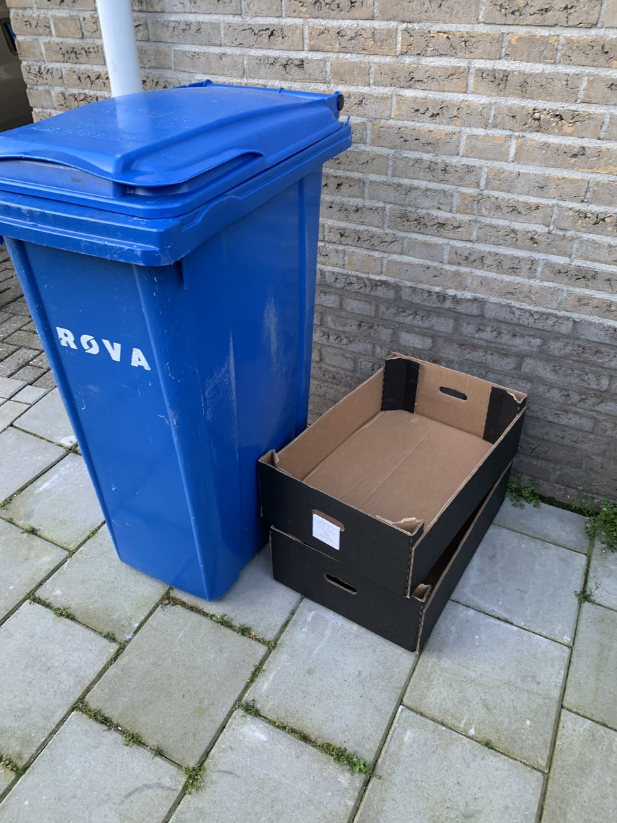 Toch kinderachtig #gemeenteurk dat #rova 2 lege dozen naast een volle container laat staan