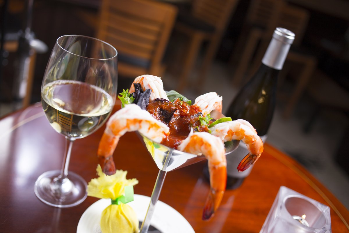 mickeys_steaks's tweet photo. Join us tonight from 4:30 - 7:00 to wash away this week! $2.50 domestic longnecks, $6 house wines, $7 select martinis and half price select appetizers in the lounge! https://t.co/shFC8tsERd