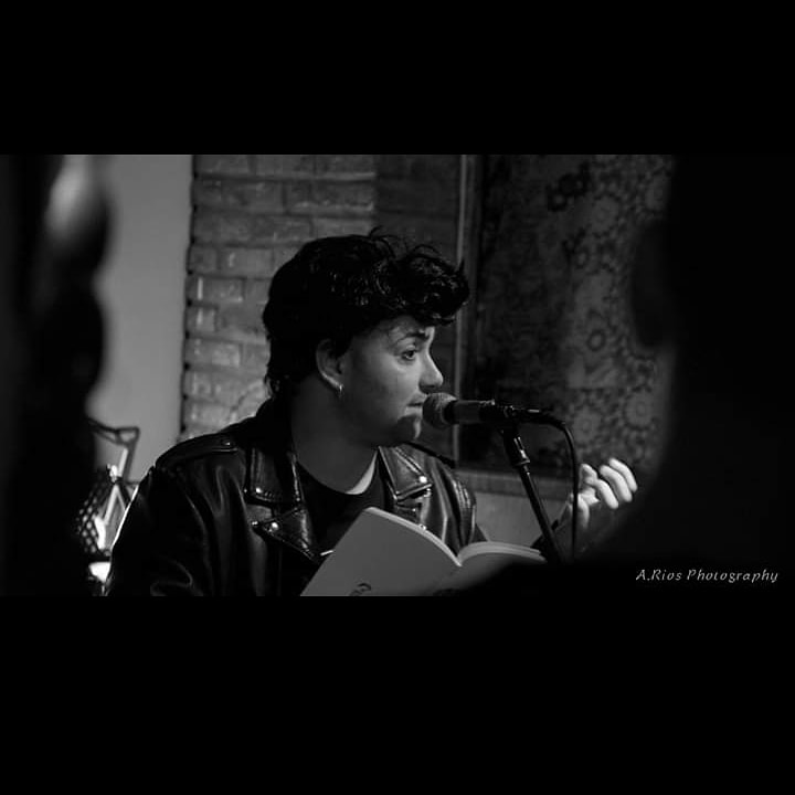 charlyefe1979's tweet photo. En los días sin sombra
de las cuencas vacías
de la estupidez humana
siempre vuelvo a Leopoldo
cogidos de la mano sin esperanza
de vuelta, otrora una canción
un verso amigo
esa mísera ración de pobredumbre
dónde el mundo me parece un lugar horrible
para morirse.
#charlyefe https://t.co/QoGbrYRNV7