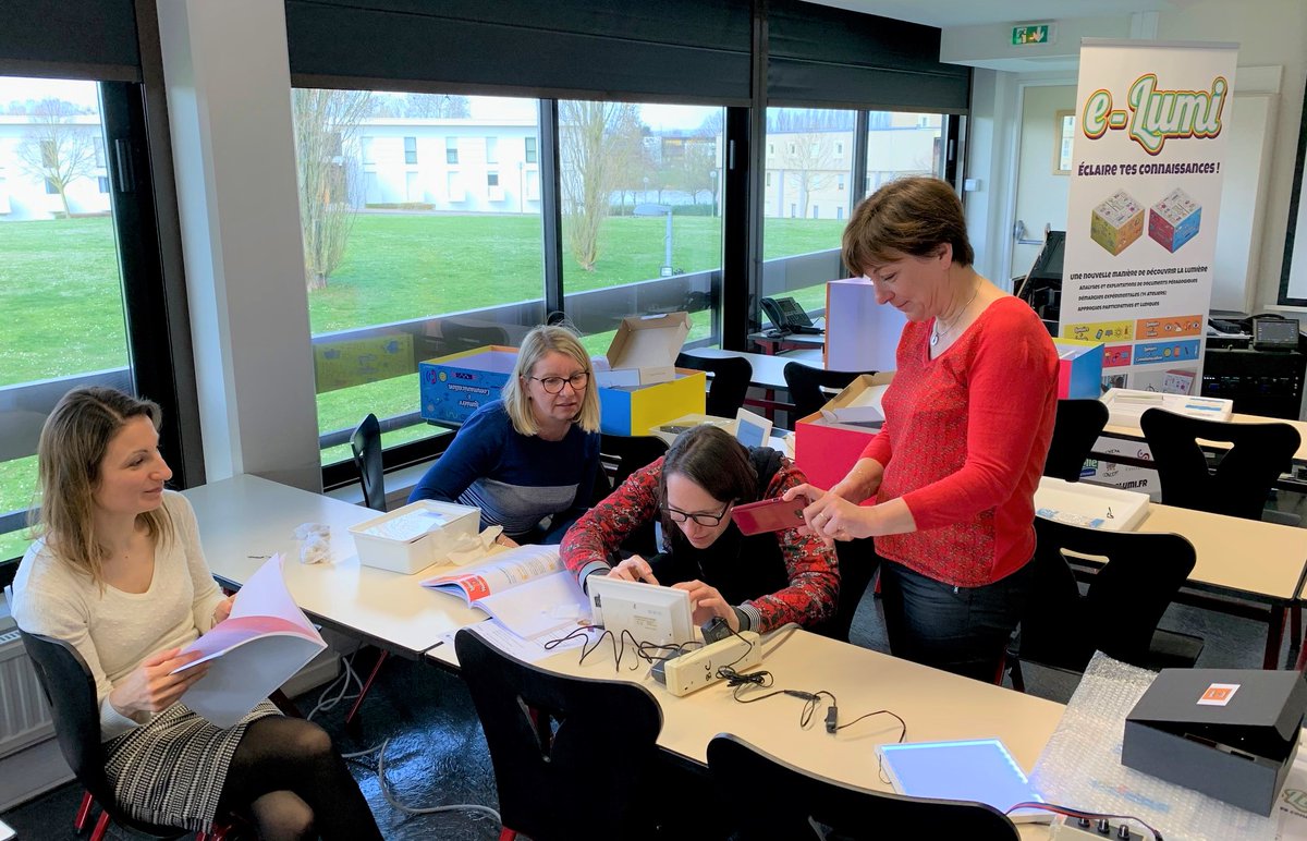 Des enseignants de 20 collèges mosellans ont suivi ce jour une formation dédiée à e-Lumi dans les locaux de <a href="/Metz_CS/">CentraleSupélec campus de Metz</a>. Organisée par @MPLS_Lorraine et encadrée par <a href="/chairphotonics/">Chaire Photonique</a> et <a href="/Dida_Concept/">DIDA CONCEPT</a>.