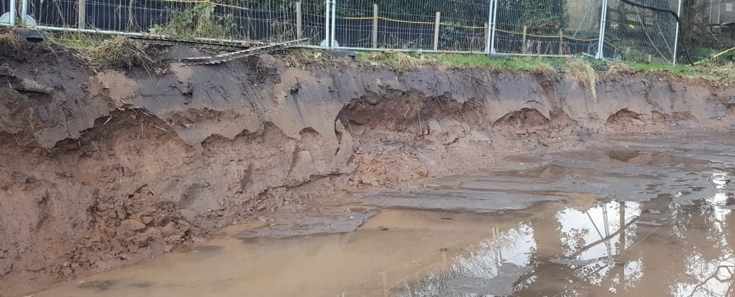 PaceBarry's tweet photo. So between the #RunningSand...
The rather large Cable we had to hop over...
The new #ServiceChannel we lifted the river above..
And it flooding out a few times & turning #Somme-esque most days the job was an absolute #Doddle..
We love a challenge @MJAbbottLtd ๐
#PlanningPrevails https://t.co/vPFXtfWp2E