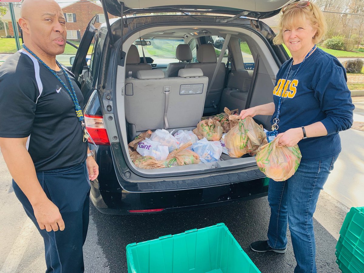 HollinMeadowsES's tweet image. Caring and sharing. When the students aren’t here we bring the food to them. #weekendbackpack ⁦@PTAHMES⁩ ⁦@fcpsnews⁩ ⁦@FCPSR3⁩
