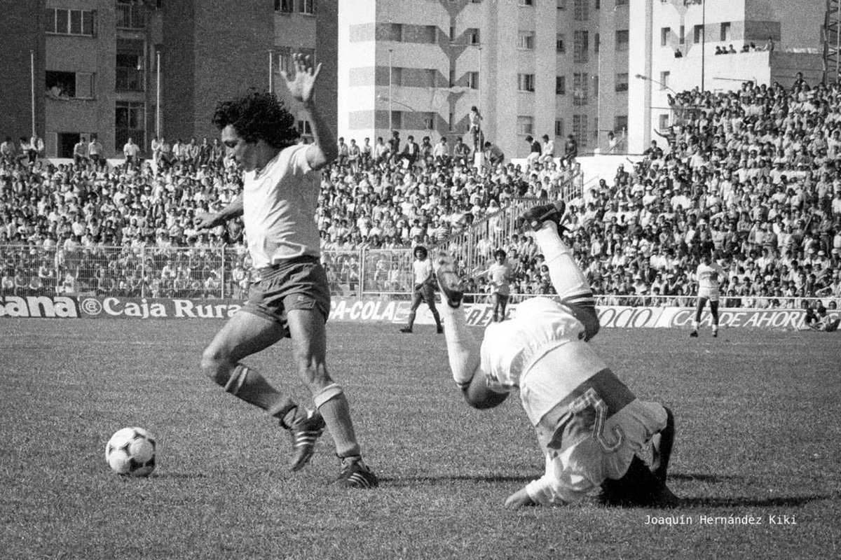 Cadiz_CF's tweet photo. 🎂 Hoy es el cumpleaños de Jorge Alberto González Barillas, más conocido como “MÁGICO GONZÁLEZ”. 

💛💙 El salvadoreño hizo historia defendiendo nuestro escudo en la década de los 80’. 

¡Feliz cumpleaños, mago! 👏🏻 https://t.co/Jw2El53LDK