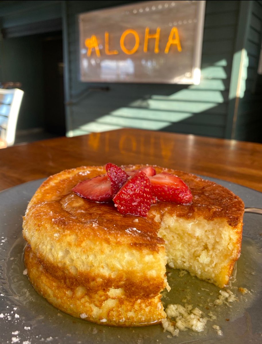 AlohaMixedPlate's tweet photo. Soufflé Pancake 🥞 Fluffy, pan baked, drizzled with honey butter, topped with strawberries and so, SO good! 

#soufflepancake #breakfast #maui https://t.co/lIE3DY6w3p