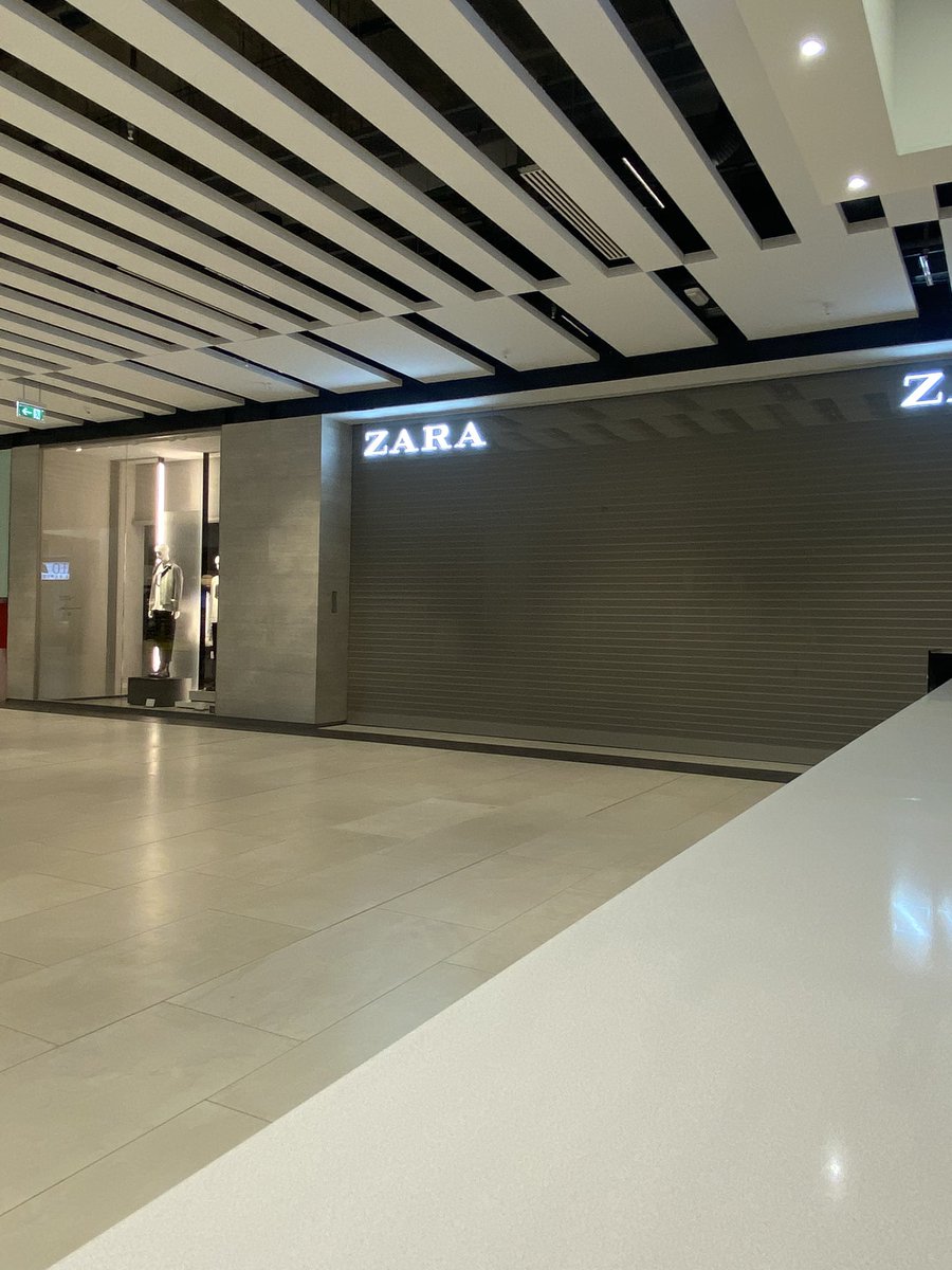 Vladimir_RF's tweet photo. Estoy viendo a padres de familiar llorar en un centro comercial porque acaban de perder su puesto de trabajo. La incertidumbre de no saber qué va a ocurrir a partir de ahora en una ciudad, #Málaga, que principalmente vive del sector servicios y del turismo....#Covid_19 https://t.co/HXuHQ9Md4Y