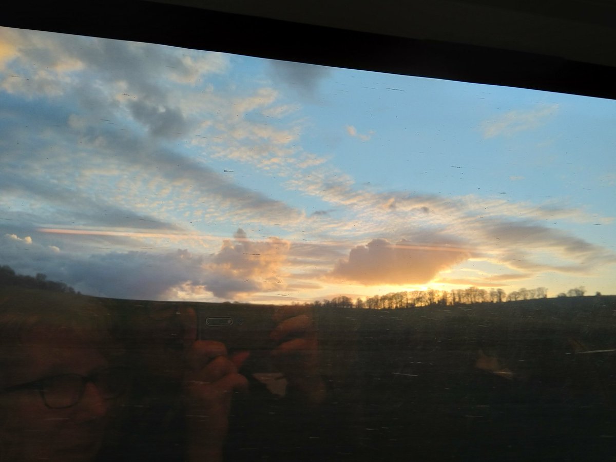 richierock's tweet photo. #es9149 Approaching Ebbsfleet https://t.co/GDlmNdGlvL