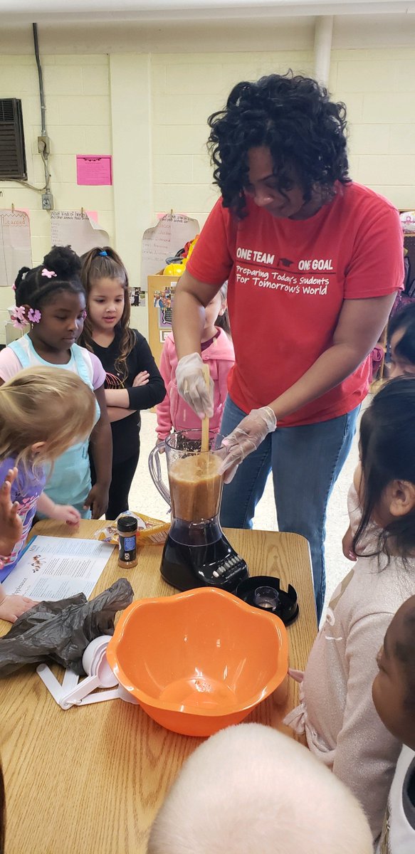94Shonda's tweet photo. This week we talked about what foods come from trees. With apples as our number one favorite food that comes from https://t.co/KF4OgOUlM6 was only right that we made applesauce, right? 😉😋 @VonettaC76 https://t.co/rIMWY40iH2