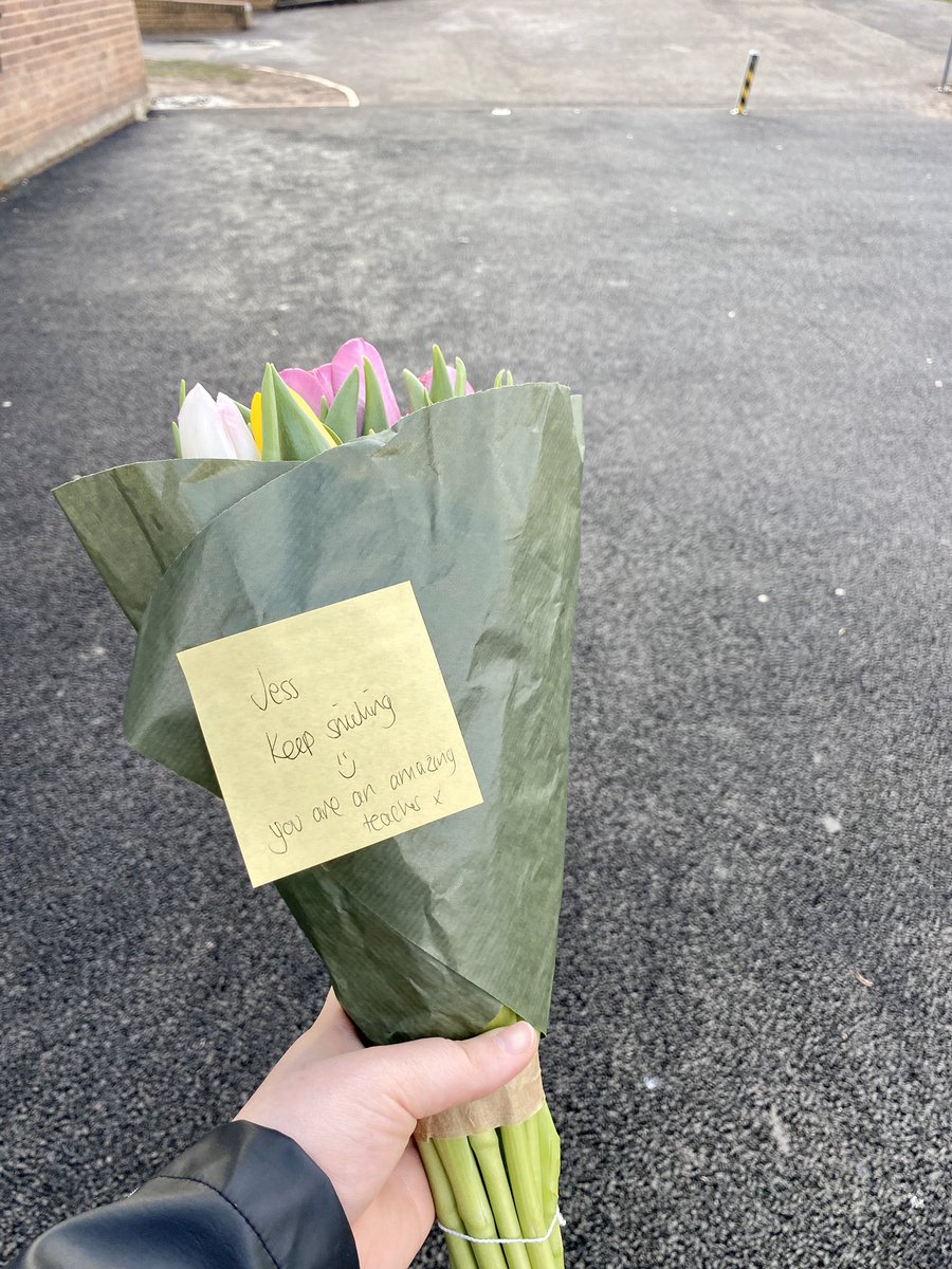 missjwhite_'s tweet photo. I definitely have the best school mentor. What a lovely gesture after a difficult week 🌸🌼✨ #UWPGCESEC #traineeteacher #tgif #TeamRE https://t.co/XiGD2LwAWK