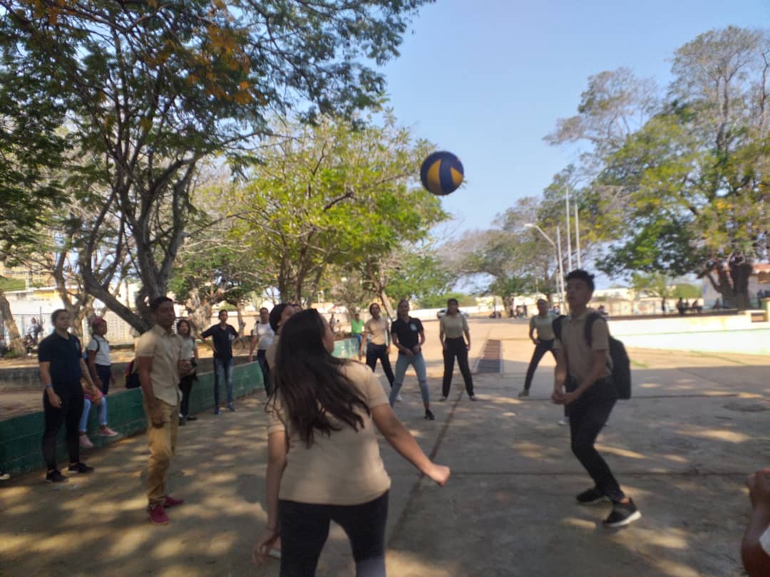 ¡Disfrutando del deporte! Demostrando sus destrezas deportivas,estudiantes del Francisco Duarte realizan com alegria las actividades que les traen los chicos de IRBD y nuestra Sub-coordinadora Estadal <a href="/MevenRachelle/">Rachelle Meven</a>