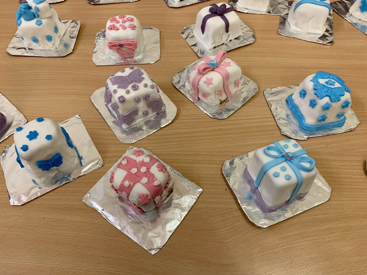GGuidingAngus's tweet photo. 4th Montrose Guides have been learning some new skills with an evening of cake decorating 🎂🧁 https://t.co/V1wClt3Kq9