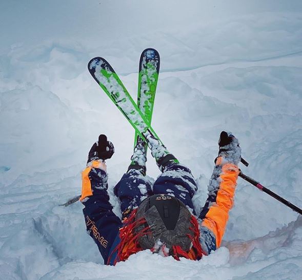 Testing the snow conditions in the Alps. 🗻🎿❄️.We love this photo for #featurefriday by 📸@laurapalmeriaphotography
#markwarner #mwmoment #snow #alps #mountains #freshsnow #skiing #skitrip #greatoutdoors #fun #thumbsup #skigear #skilife #travel #getaway #memories