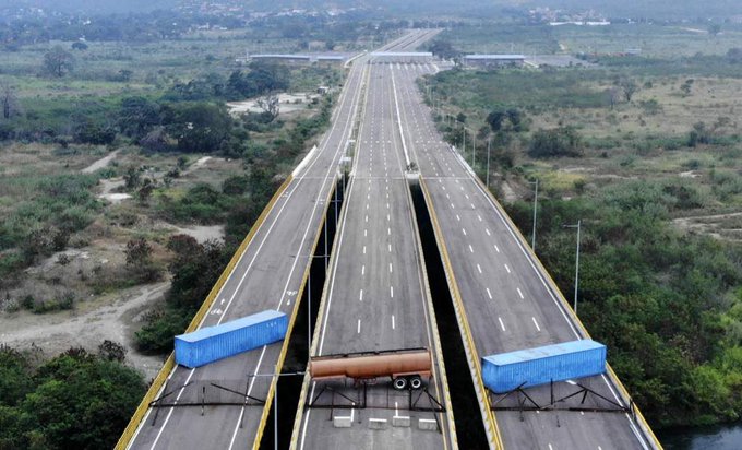 luisgonzaloprz's tweet photo. Cuando nos hablen de "BLOQUEO" recuerden siempre esta imagen. Ya sabemos quien no quiso que entraran medicinas a #Venezuela #13Mar #Covid19 https://t.co/zK0ZvL8HR4