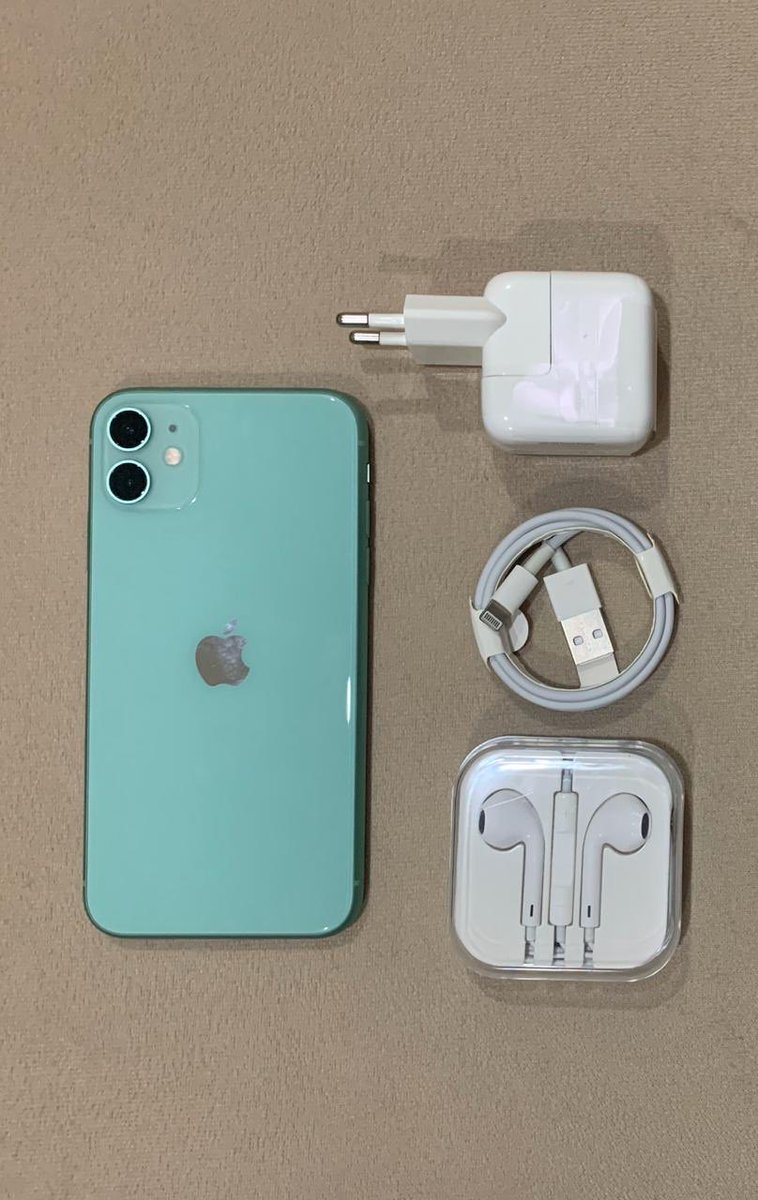 Parazinhodocort's tweet photo. Será que cabe muita foto nesse IPhone 11🤔🤔 Não sei,pq só tem 256gb 😬🤭📱📱🍎❤️ #Vemm https://t.co/N0wnU2IfPC