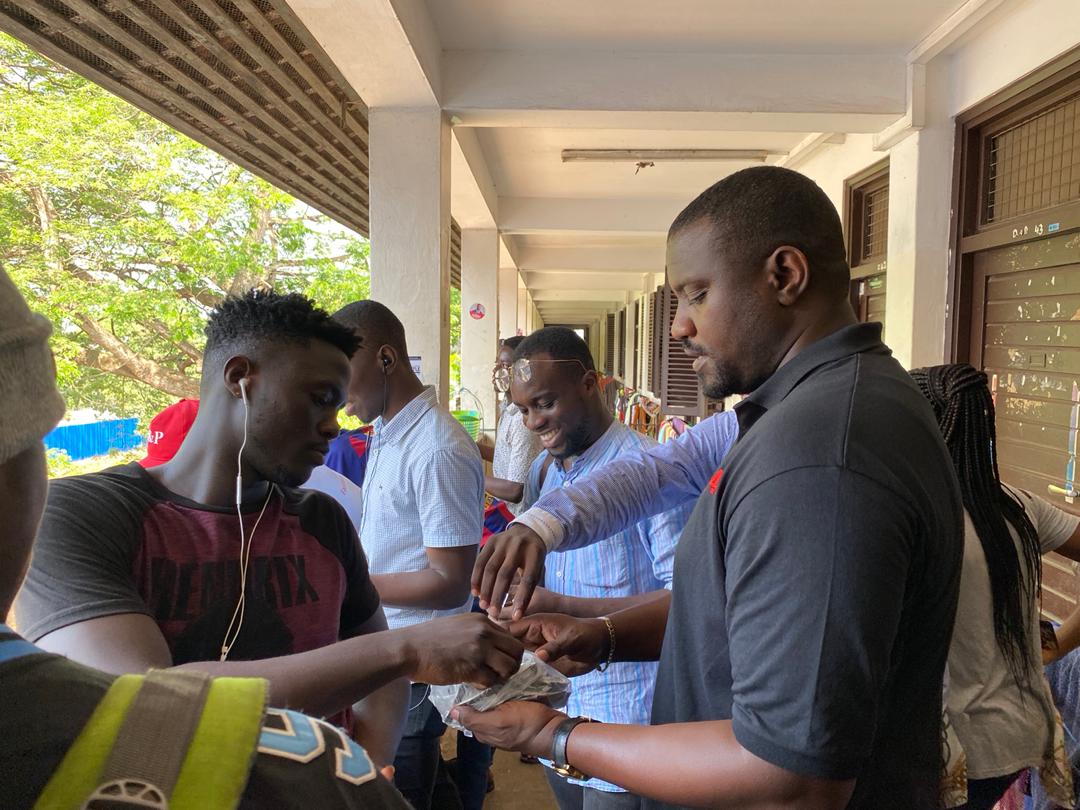JoyNewsOnTV's tweet photo. CORONAVIRUS: @johndumelo1   shares hand sanitizers to Legon and Gimpa students.

#JoyNews https://t.co/E8CDulRhVU