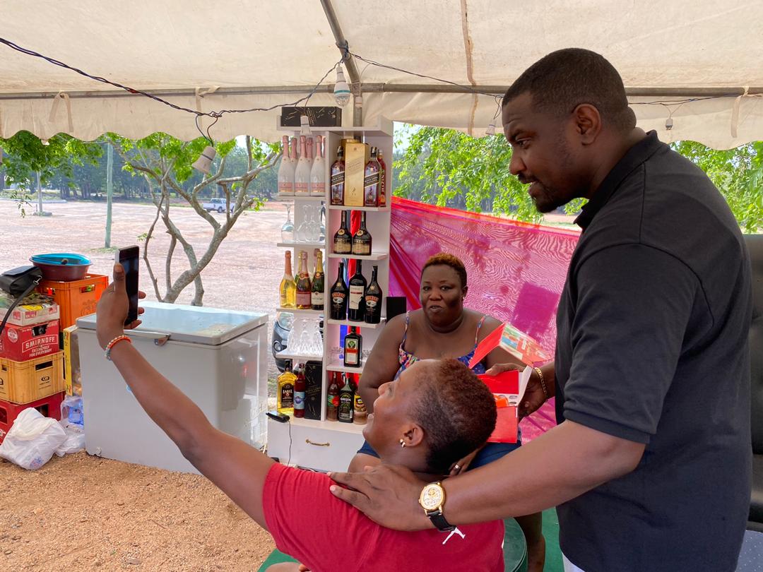JoyNewsOnTV's tweet photo. CORONAVIRUS: @johndumelo1   shares hand sanitizers to Legon and Gimpa students.

#JoyNews https://t.co/E8CDulRhVU