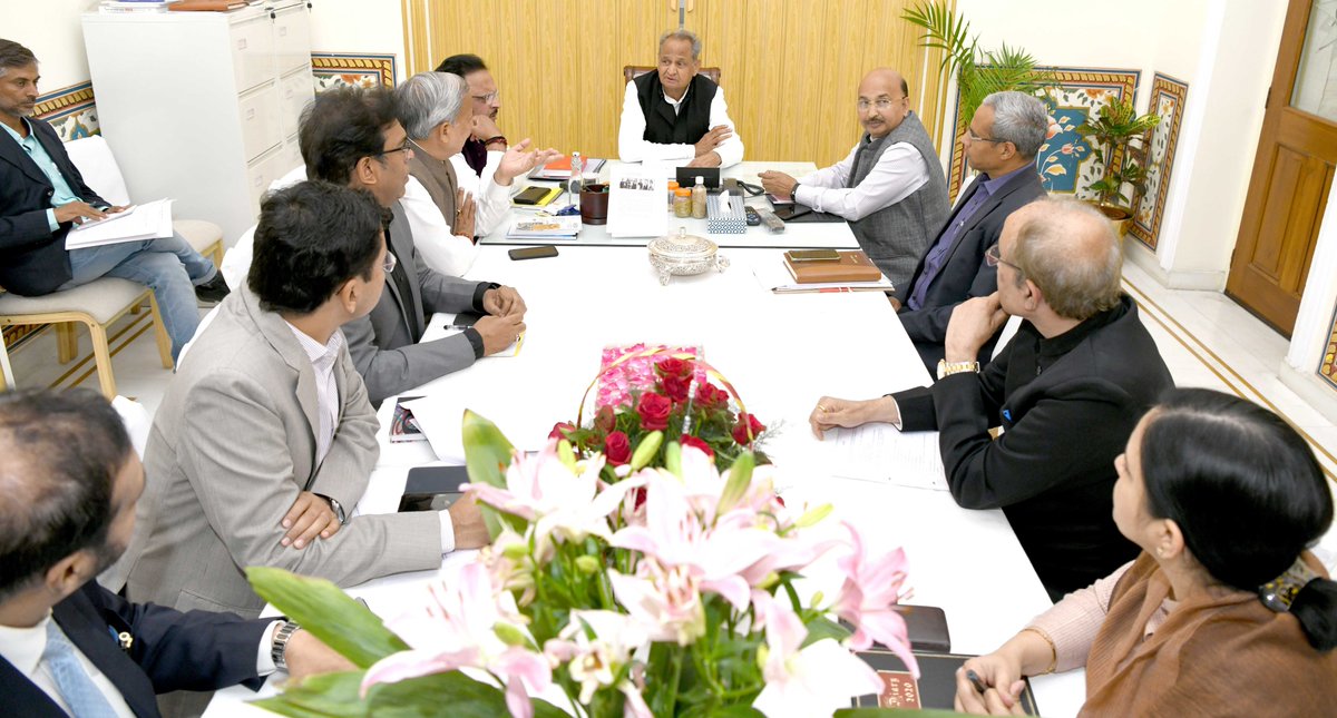 ashokgehlot51's tweet photo. #CoronaVirus के संक्रमण से बचाव के लिए ऐहतियात के तौर पर प्रदेश में सभी स्कूल, कॉलेज, कोचिंग सेंटर, जिम, सिनेमाघर एवं थियेटर आदि को 30 मार्च तक बंद रखने के निर्देश दिए हैं। इस अवधि में आयोजित होने वाले म्यूजिक इन द पार्क तथा नाटक मंचन जैसे कार्यक्रम भी स्थगित रहेंगे। #Rajasthan https://t.co/1bmNrSxXM9