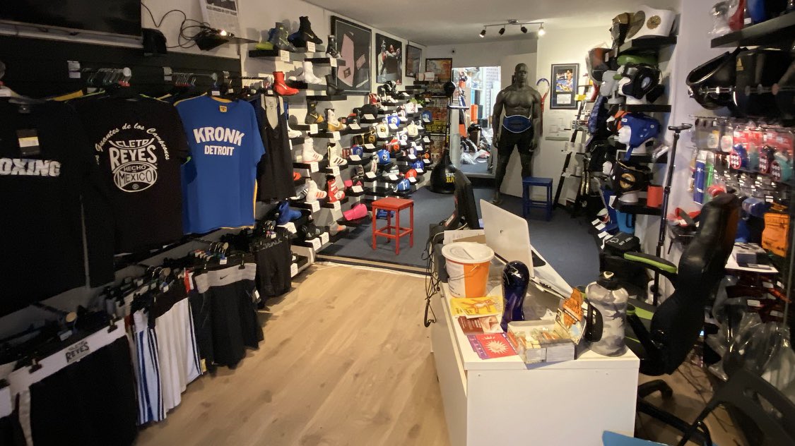 secondsout_'s tweet photo. Grab your fight gear online or visit our fight store in Edinburgh 😄🥊🏴
#FightStore #FightShop #SecondsOut
📲 https://t.co/AeuXFKLxN9 https://t.co/3lH5aFrKSH