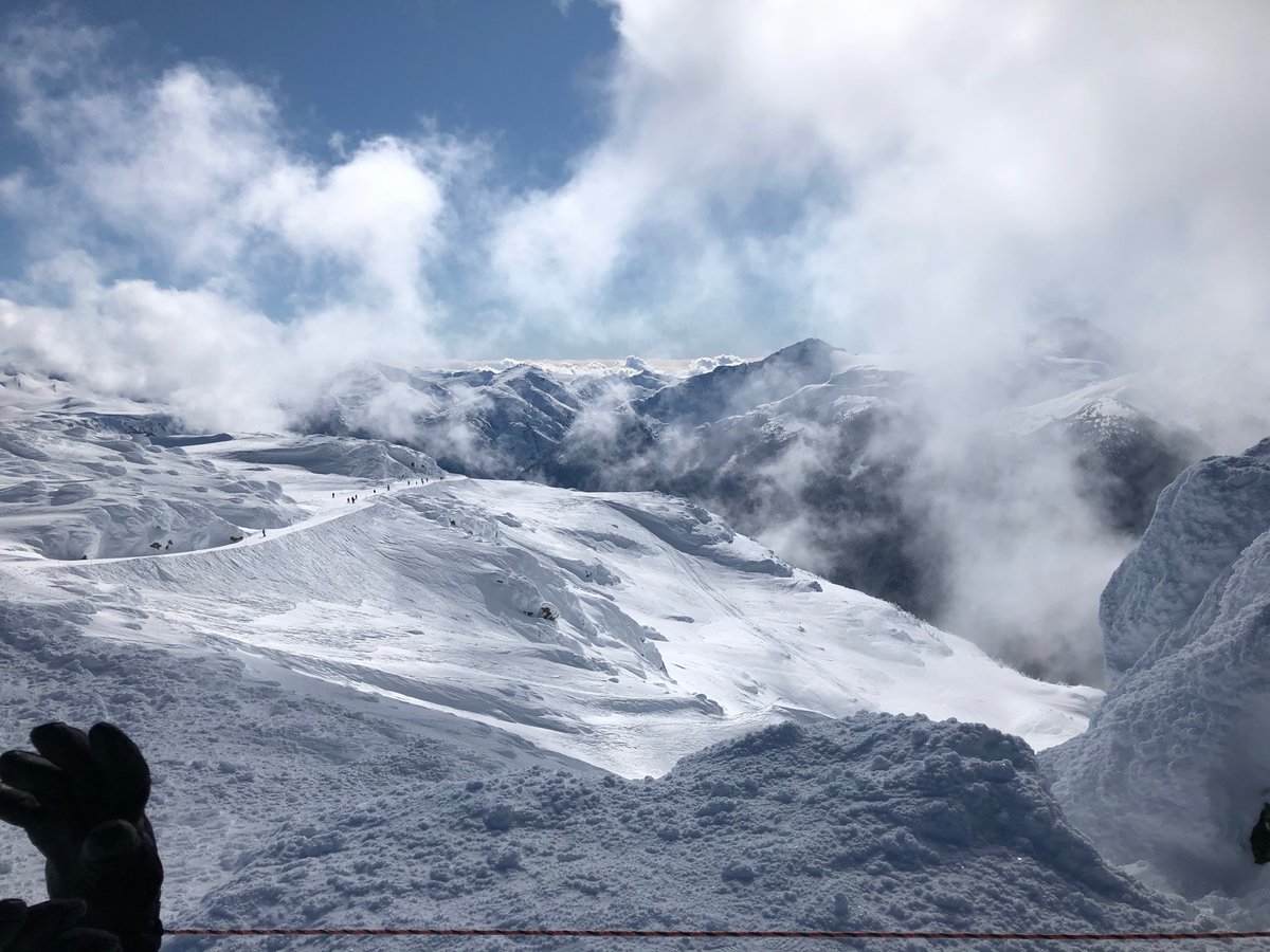 JeromeBoye1's tweet photo. Fresh snow, bluebird sky, sliding down the mountain. What a wonderful way to start your day! @embarcresorts @WhistlerBlckcmb @GoWhistler #EmbarcWhistler #lifeatdiamond #DiamondCareers @BCVacation @diamondresorts @DiamondCareers https://t.co/d8SqZjvyyV