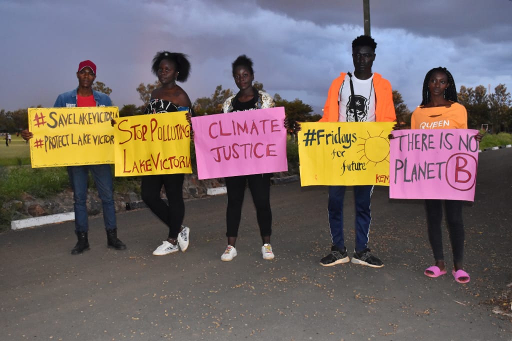 Fridays4futureK's tweet photo. #ClimateStrikeOnline 
There is No Planet B🌍  we have to protect our mothernature .

#ClimateStrike in the lakeside city of kisumu, Kenya #FridaysForFuture @Fridays4future @LicypriyaK #ClimateChange #climateJustice #savelakevictoria #protectlakevictoria @NyanzaTraffic https://t.co/Egm6yXmmb0