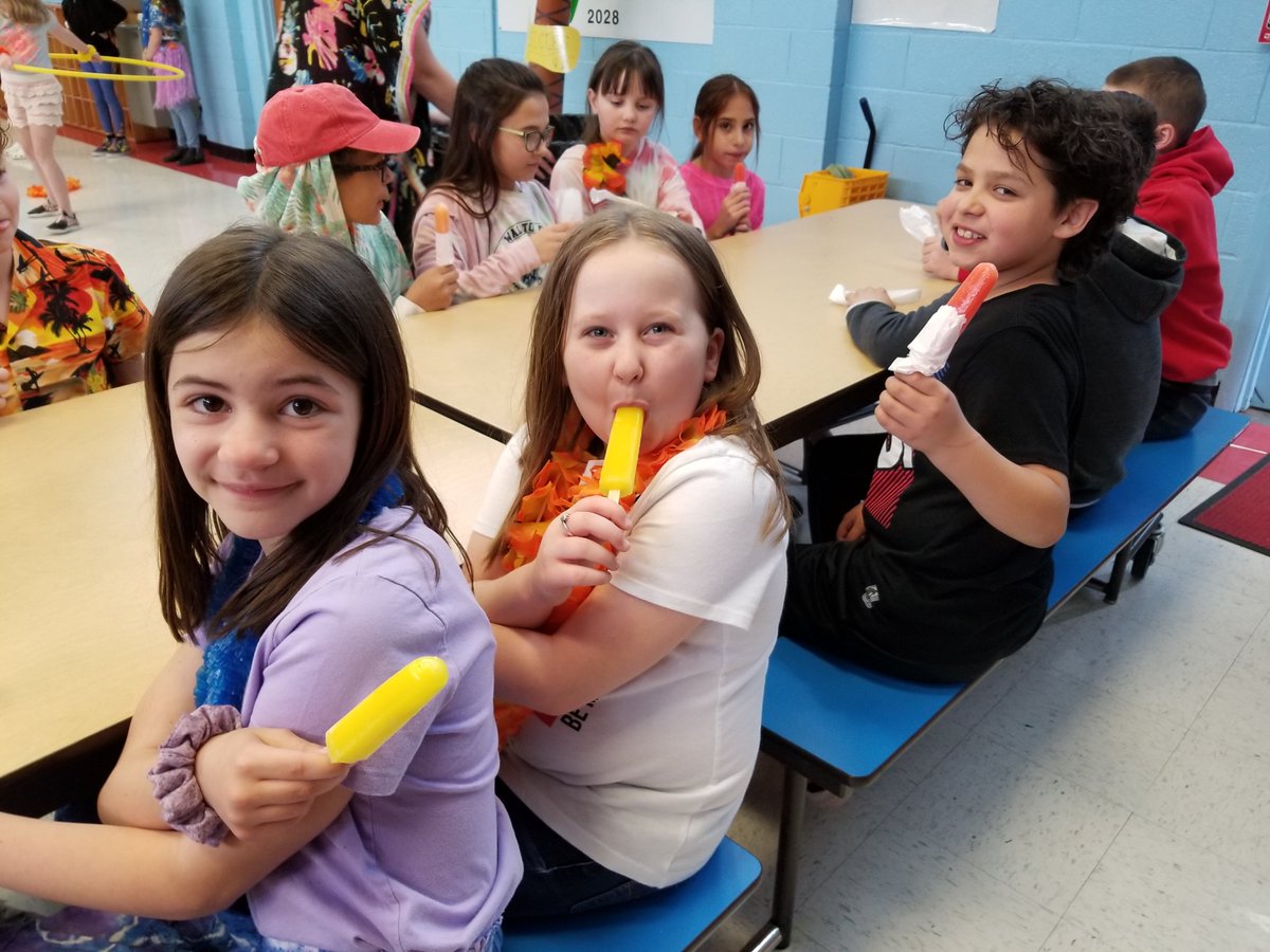 MMoore4th's tweet photo. AR Luau Party! @MMoore4th @WebbCitySchools https://t.co/YRym1ZKFgU