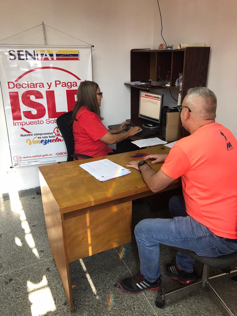 SENIAT_Maracay's tweet photo. #MásTemprano| Servidores públicos de 
@SENIAT_Maracay realizan operativo de divulgación sobre "Declaración y Pago de #ISLR a la fuerza laboral del  "Registro Principal del Estado Aragua " 

¡Juntos Crecemos Como Nación! https://t.co/TOu20tUv0e