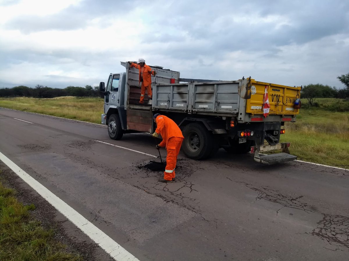 MRI_1984's tweet photo. ATENCIÓN⚠️Circular con precaución 📢En tramo #RN152 La Pampa, entre General Acha y Paraje El Carancho por trabajos de bacheo del tramo. Respetar velocidades indicadas por los agentes👷🚩 #VialidadNacional #Evitasobrepaso #Usaelcintodeseguridad #LaPampa https://t.co/WlTqRtg0IM
