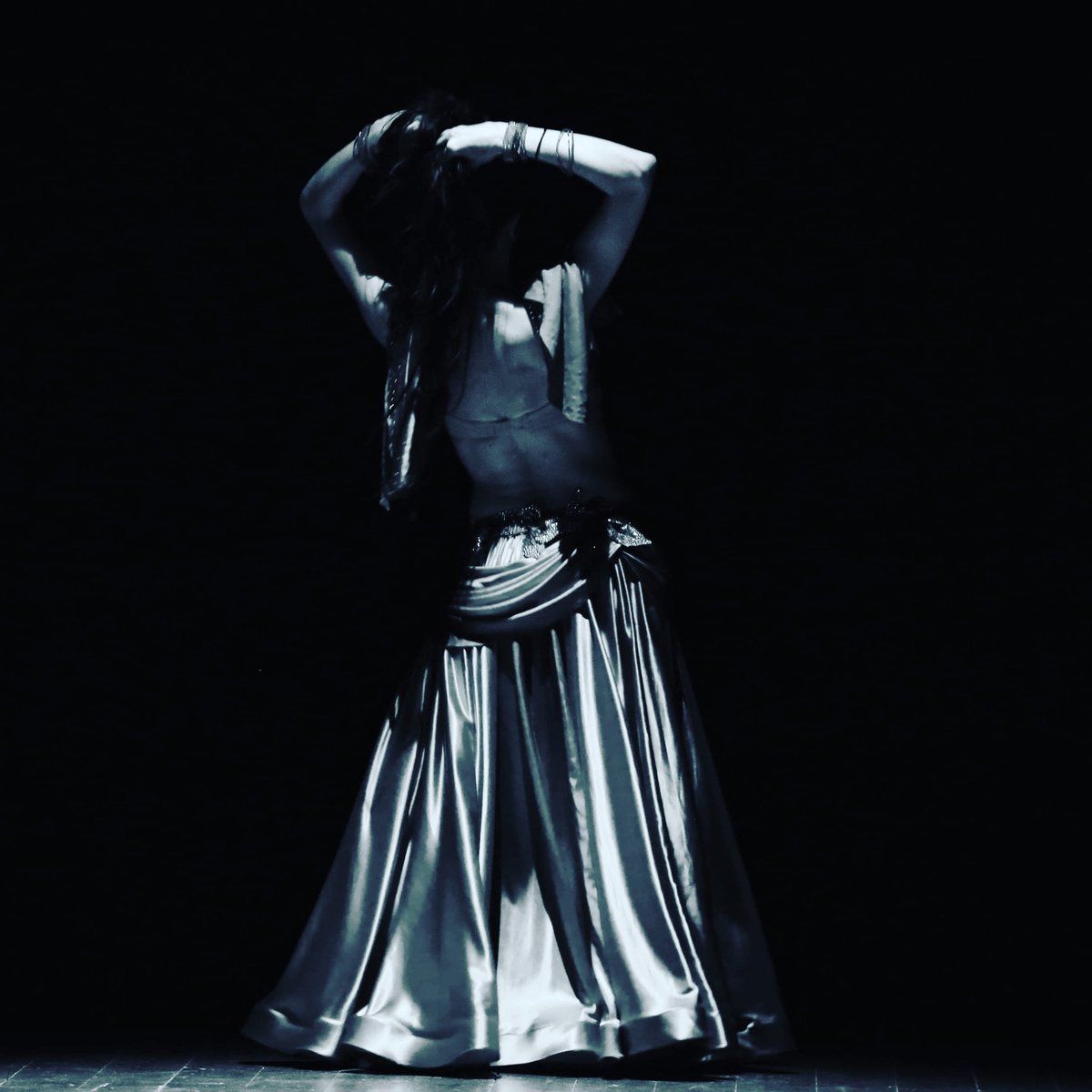 ibelieveindance's tweet photo. Every place, every moment is perfect to get up and dance!💫 #ibelieveindanceblog #blogger #bellydance #bellydancer https://t.co/ItLgPbKGs1