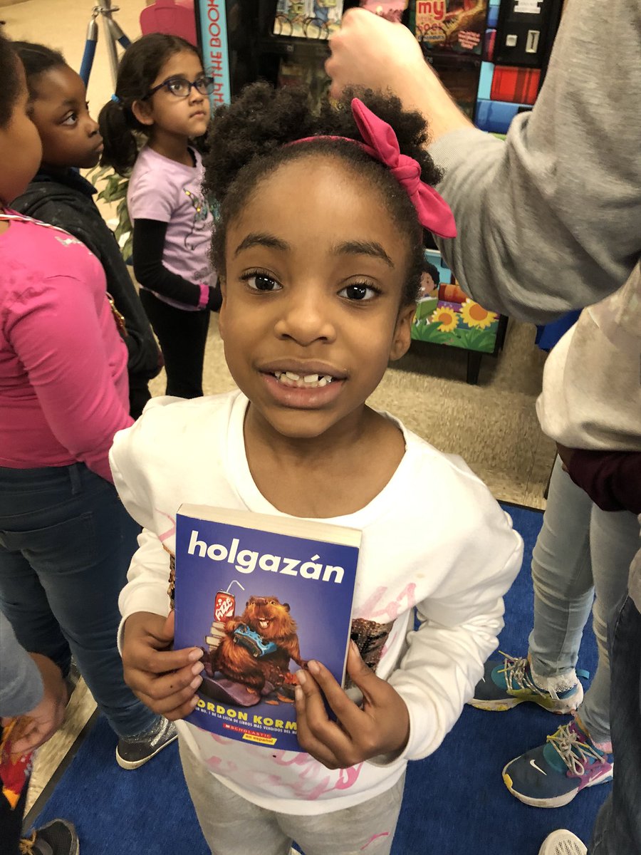 MrsRothTCS's tweet photo. These @ChatsworthSch Champs are all smiles as they pick books from the book machine today! 😍📚❤️#ChatsWORTHY #CapableConnectedAndSecure #fortheloveofreading https://t.co/vyhgypow01