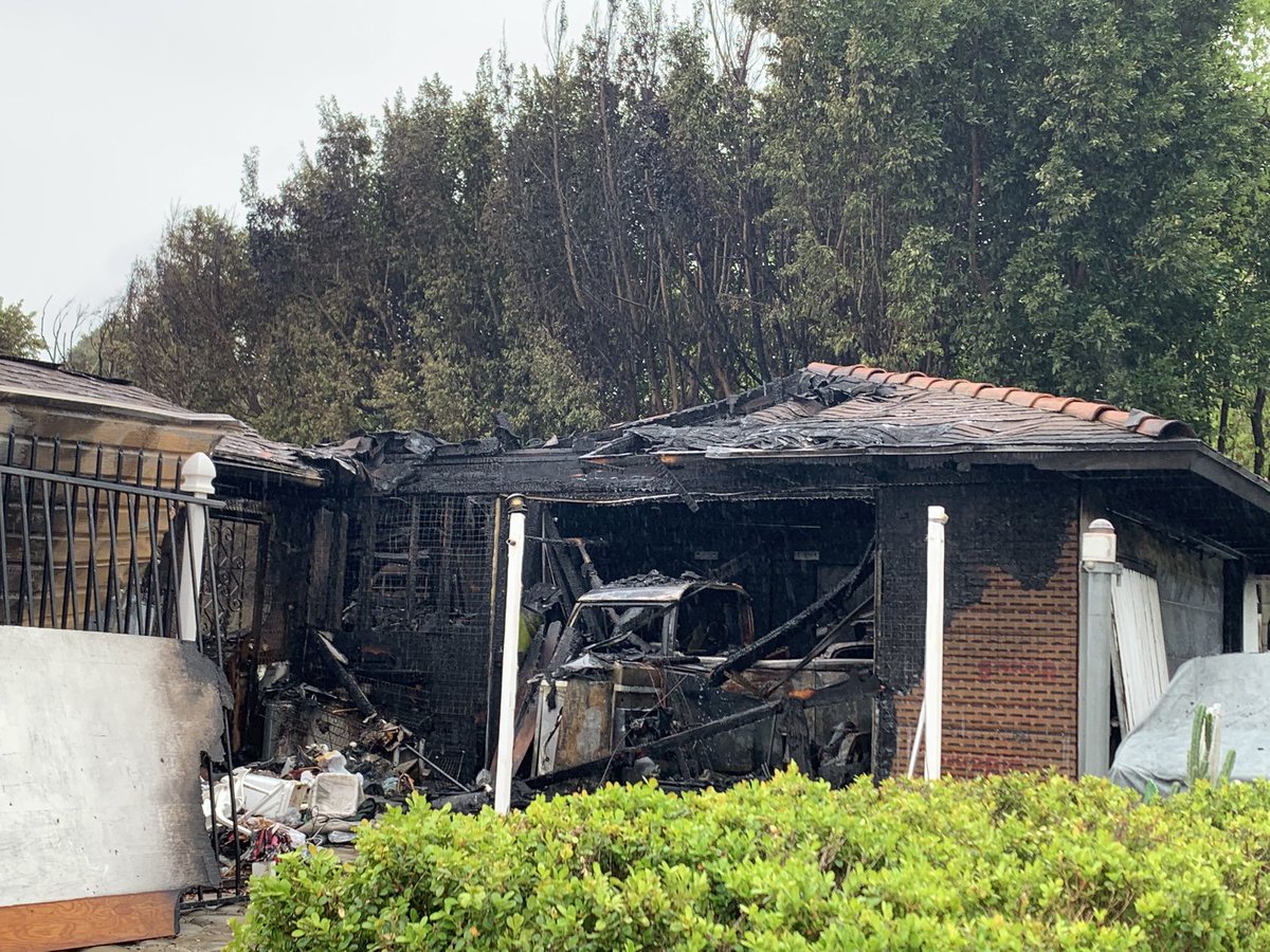melennaaa's tweet photo. Fire this AM in Studio City (before and after) https://t.co/gezDO9EPPL