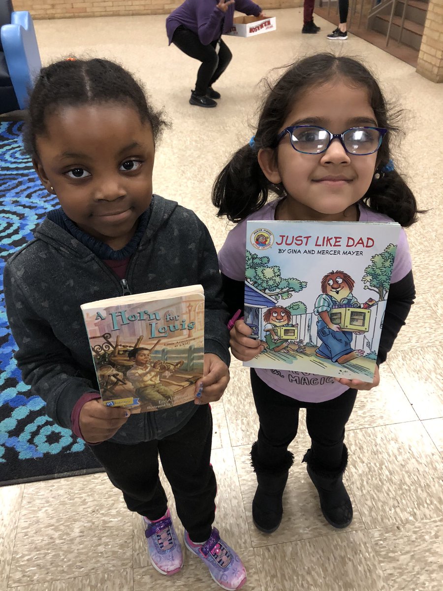 MrsRothTCS's tweet photo. Our kindergarten @ChatsworthSch Champs had the best time picking books from the book machine today! 💜📚💜 #ChatsWORTHY #CapableConnectedAndSecure #fortheloveofreading #readersareleaders https://t.co/M0gwYiew64