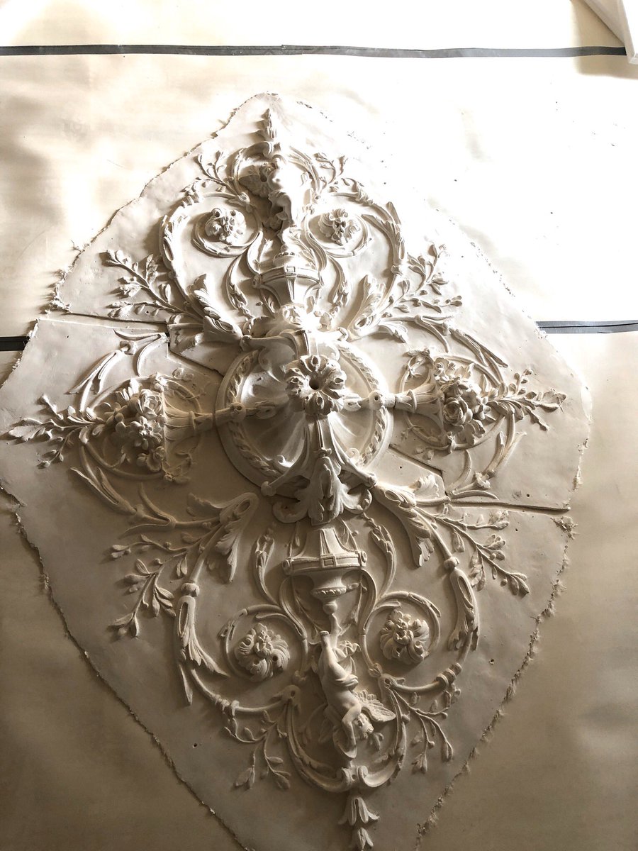 DanielOudman's tweet photo. Voorbereiding voor een prachtige klus. Ornamenten gereed.
#ubboemmiussingel #Groningen
Rozet van bijna 2 meter! 1 van de 5 plafonds. In samenwerking met @Olphiestuc #erfgoed #orgineel #traditioneel #opbouw #stucanet #rozet #ornament #oudman https://t.co/vFxan5G8Ke
