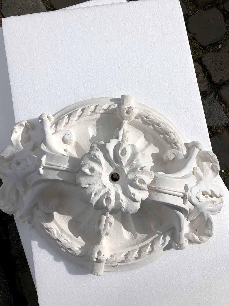 DanielOudman's tweet photo. Voorbereiding voor een prachtige klus. Ornamenten gereed.
#ubboemmiussingel #Groningen
Rozet van bijna 2 meter! 1 van de 5 plafonds. In samenwerking met @Olphiestuc #erfgoed #orgineel #traditioneel #opbouw #stucanet #rozet #ornament #oudman https://t.co/vFxan5G8Ke