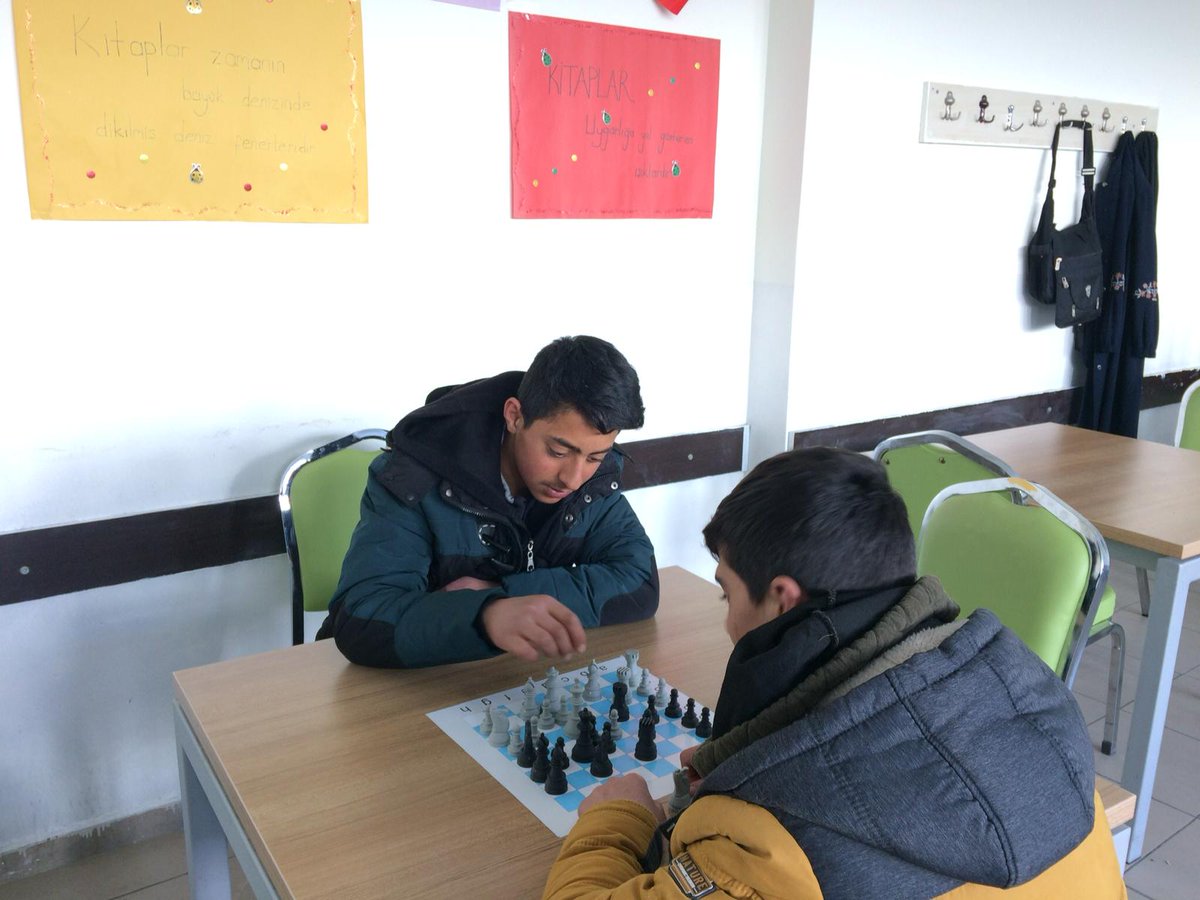 Okulumuzda kantin , kütüphane, öğretmenler odasında satranç alanları oluşturuldu.
<a href="/Maliyldz12/">Mehmet Ali YILDIZ</a> 
@KarliovaMEM 
<a href="/Asevimkulfani/">Abdullah SEVİM</a>