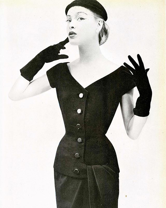 Streamlined elegance from Chrisitan Dior, from Femme Chic, Winter 1952.

#fashion #fashionhistory #fashionphotograhy #dior #christiandior #femmechic #50sfashion #fitnyc #fitspecialcollections #fashioninstituteoftechnology #designarchives
