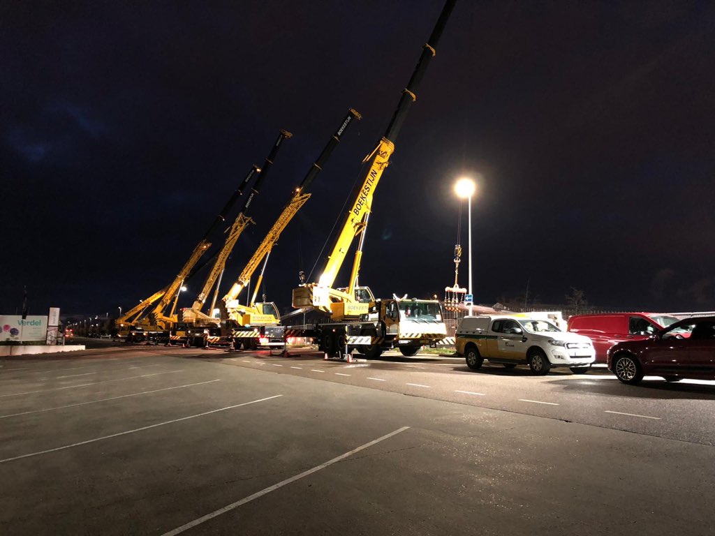 TriasWestland's tweet photo. Vrijdagavond en de #warmtetransitie gaat gewoon door. Op dit moment wordt de tweede boring van een stuk transport warmtenet ter hoogte van @FloraHolland ingetrokken! Dikke pijpen #DN300.... #geothermie #warmtesysteemwestland https://t.co/8ueIr2xh0X